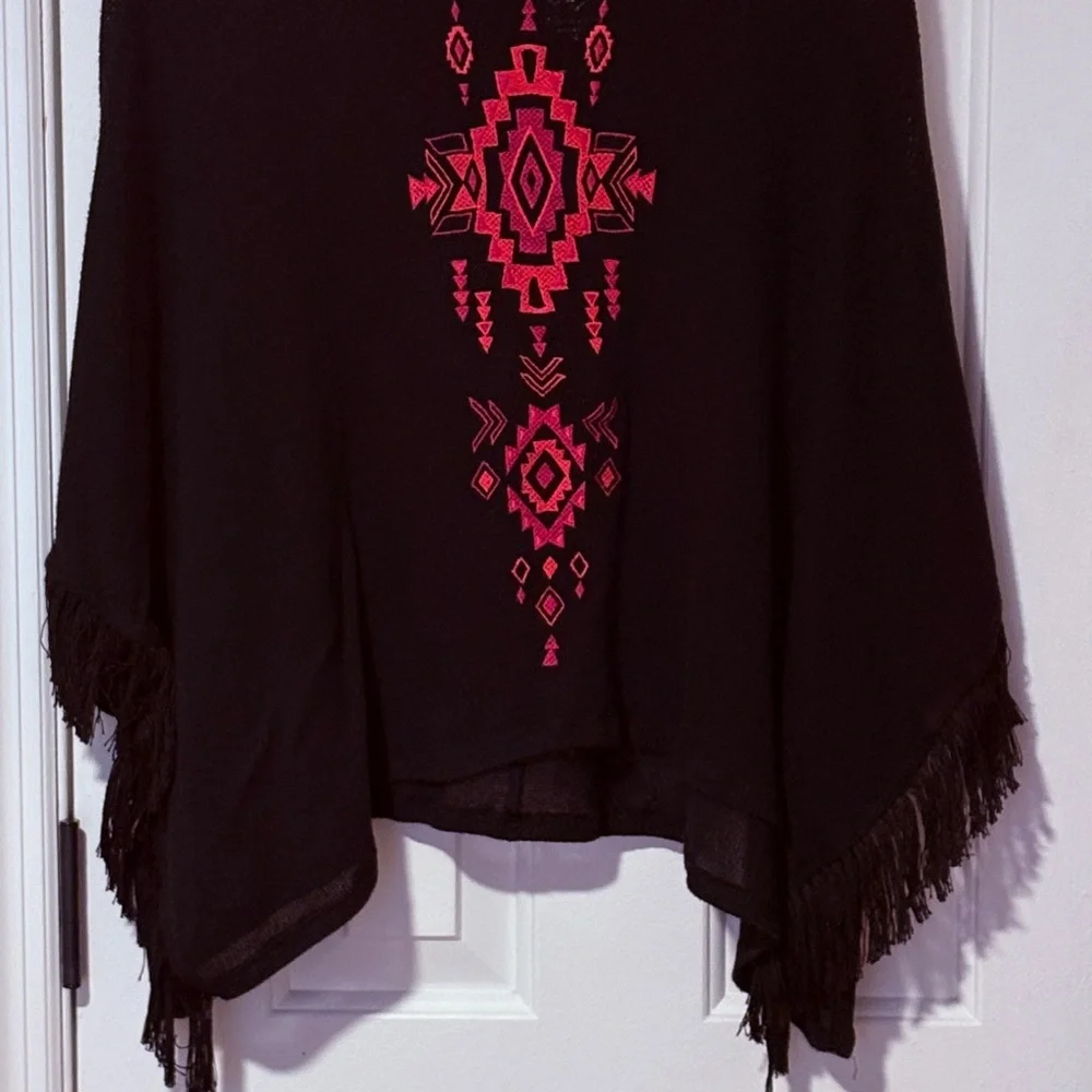 NWOT Beautiful Justice Black and Pink Geometric Pattern Hooded Poncho